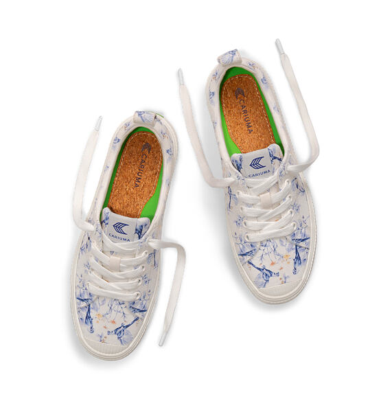 Dámské volnočasové boty Cariuma OCA Low White Spectrum Blue Parrot Print Canvas Sneaker